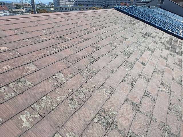 屋根　施工前　色褪せ黒ずみ